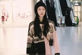 王子文个子虽小，但身材比例出众，穿毛衣裙配长靴藏不住大长腿图片
