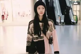 王子文个子虽小，但身材比例出众，穿毛衣裙配长靴藏不住大长腿图片