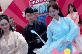 安徽台一姐余声太惊艳！6位主持跳舞显违和，还遭网友吐槽成网红图片