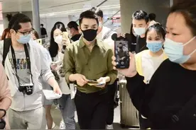 李佳琦好瘦小，绿色衬衣塞裤子都松松垮垮，新剪寸头干净利落图片