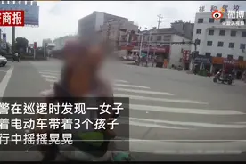 安徽铜陵 女子骑电动车载3个娃上路，交警拦下后将小孩一车带走图片