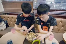 Chovy回应和Knight比谁更强：我怎么能跟他比呢？图片