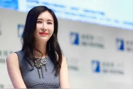 田朴珺真是被王石宠上天，穿灰色连衣裙气质出众，好像小女生图片