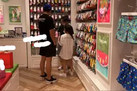 贾乃亮带甜馨买袜子，跟李小璐前后现身同一地点，或一起陪女儿图片