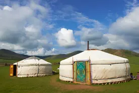 蒙古包内没有厕所，那他们如何上厕所洗澡呢？听听当地导游怎么说图片