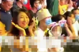 孙红雷一家罕现身！女儿坐爸爸怀里已长大不少，王骏迪嫩成少女图片