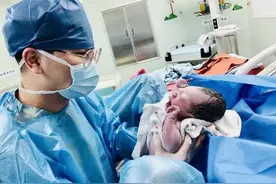 亲手给自己老婆接生！杭州小伙抱着宝宝感叹：我可太牛了图片