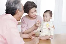 如何培养宝宝自己吃饭？消除1个阻碍，牢记“3不3要”一周搞定图片