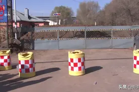 进出村的道路被封，想要出行，只能走狭窄绕弯的小路，为啥要封路？图片