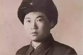 战斗英雄郭俊卿：5年睡觉不脱衣，累晕后医生发现：竟是女儿身图片