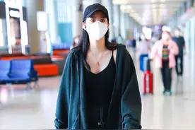 20岁欧阳娜娜真敢穿，用男友风外套配小吊带，霸气中不失小性感图片