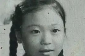 清华才女远嫁非洲酋长儿子，生了3男1女，同学为她惋惜图片