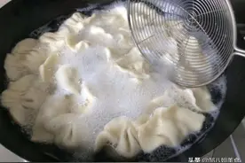 冻饺子怎么煮才好吃？掌握正确方法，饺子煮不破，口感像鲜饺图片