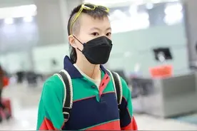 23岁窦靖童顶莫西干头出街，红配绿卫衣太抢眼，网友：像王菲图片