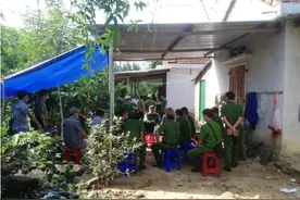 越南男子与妻子发生矛盾，一怒之下带着儿子一起上吊自杀图片