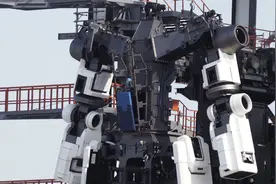 横滨1:1可动高达，建造进度更新，肩甲和手臂外甲安装图片