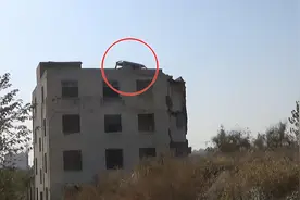 郑州一拆迁工地4层楼顶趴着一辆面包车，附近居民解释原因图片