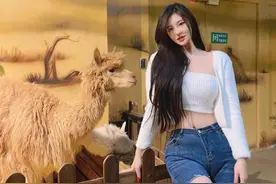 她体重高达150斤，身材却紧致迷人，完美的腰臀比胖得很惊艳图片
