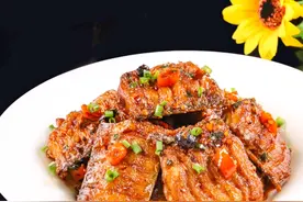 年夜饭，煎带鱼不要用淀粉！记住“2个小窍门”，没腥味、不粘锅图片