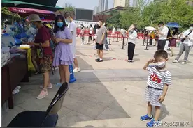 昌平核酸检测点，一个小男孩的动作让人感动图片
