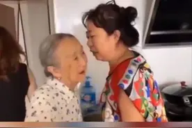 90岁“撒娇姥姥”走红，计谋得逞那一刻笑得好甜，撒娇不分年龄图片