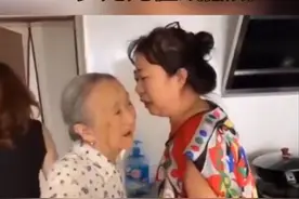 90岁“撒娇姥姥”走红，计谋得逞那一刻笑得好甜，撒娇不分年龄图片