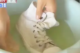 刷小白的生活妙招，教您快速刷干净小白鞋，鞋子像新的一样视频封面