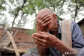 九旬拾荒老人积蓄被偷，报案时亮出身份，引起当地领导重视图片