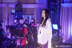 徐佳莹歌手云录制现场曝光，伫立台中宛若白月光清新恬静图片