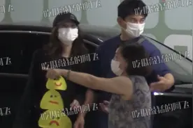 吴奇隆一家三口逛超市，刘诗诗推着婴儿车，步步肉嘟嘟萌态十足图片