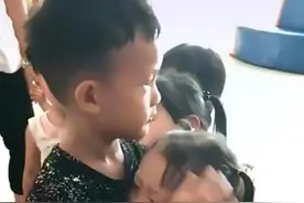 妹妹刚入幼儿园，哥哥在大班赶来"慰问"，兄妹相见的场景太暖心图片