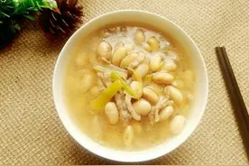 肉丝黄豆汤，此菜用肉丝配以黄豆，真是汤中佳品。图片