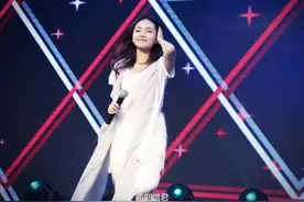 失声三年退隐重来，谁还记得她？图片