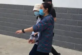 曝张子枫搞特殊高考后坐私家车离开，看看王俊凯关晓彤是怎么做的图片