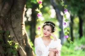 小说：母亲死前叮嘱让她拿好玉佩，但恋爱脑的她把它送给了小白脸图片