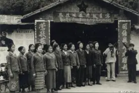 老挝战场打美机，机尾掉东西，难道击中了？原来是火箭弹图片