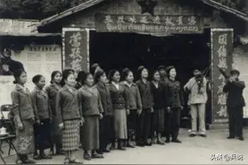 老挝战场打美机，机尾掉东西，难道击中了？原来是火箭弹图片