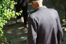 父亲肝癌住院，母亲极力反对再治疗，25年前的往事，揭露了原因图片