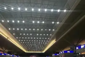 实探郑州东站：核酸证明电子版纸质版均可，有旅客未出结果来“碰运气”都被劝返图片