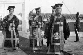 1982年，巴中山区一农民聚众“称帝”，强占当地妇女为“妃嫔”图片