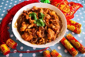 简单调料家常菜鸡块炖粉条，咸鲜软糯滋味十足，孩子能多吃一碗饭图片