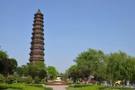 开封有座铁塔900多年中历经37次地震，15次水患，至今巍然屹立图片