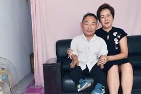 身高不到1米年过半百修理工，凭本事娶1米7美女 结婚10年恩爱如初图片