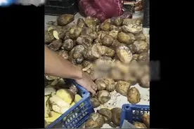 饭店老板买1毛1斤土豆做黄焖鸡，4袋烂土豆让员工削，员工制止反被开除图片