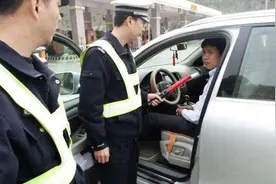 喝酒找代驾被扣12分，车主很冤枉：方向盘都没碰，为什么罚我啊图片