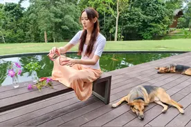 96中戏班花胡静晒健身照，豪宅花园曝光，被富豪老公宠成公主图片