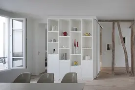 两套公寓合二为一：巴黎空间宽敞的家庭住宅图片