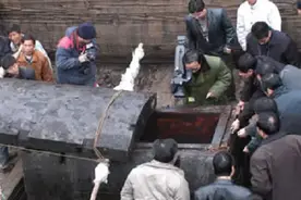 清代女子难产昏厥，误认已死封棺安葬，200年后棺内景象很凄惨图片
