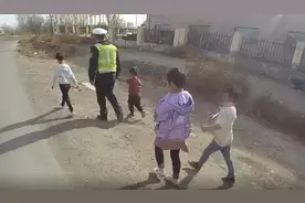4个“熊孩子”攀爬高速公路护栏，阳畦高速交警紧急喊停！图片
