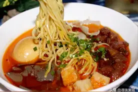 贵州百年肠旺面，用料讲究，12块一大碗，老板日收入2万4左右图片